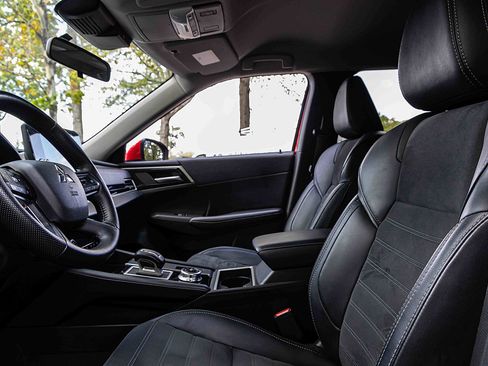 Used 2024 Mitsubishi Outlander AWD image 8