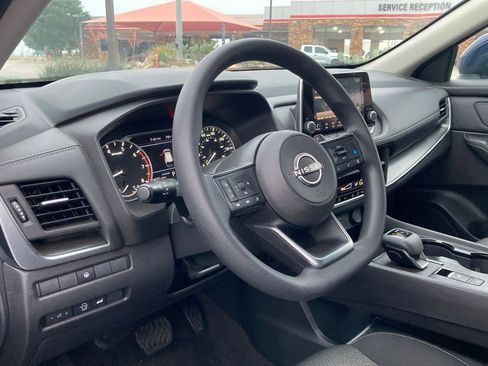 Used 2024 Nissan Rogue SV FWD image 9