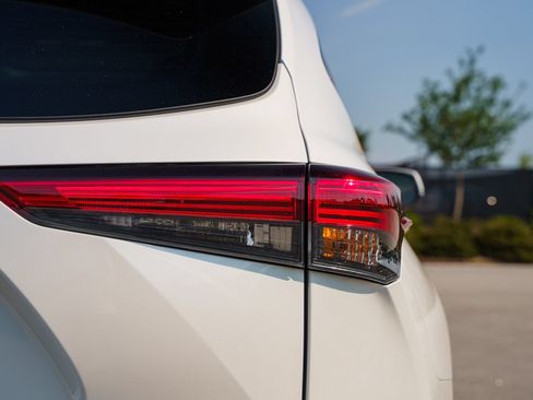 Used 2023 Toyota Highlander XLE FWD image 17