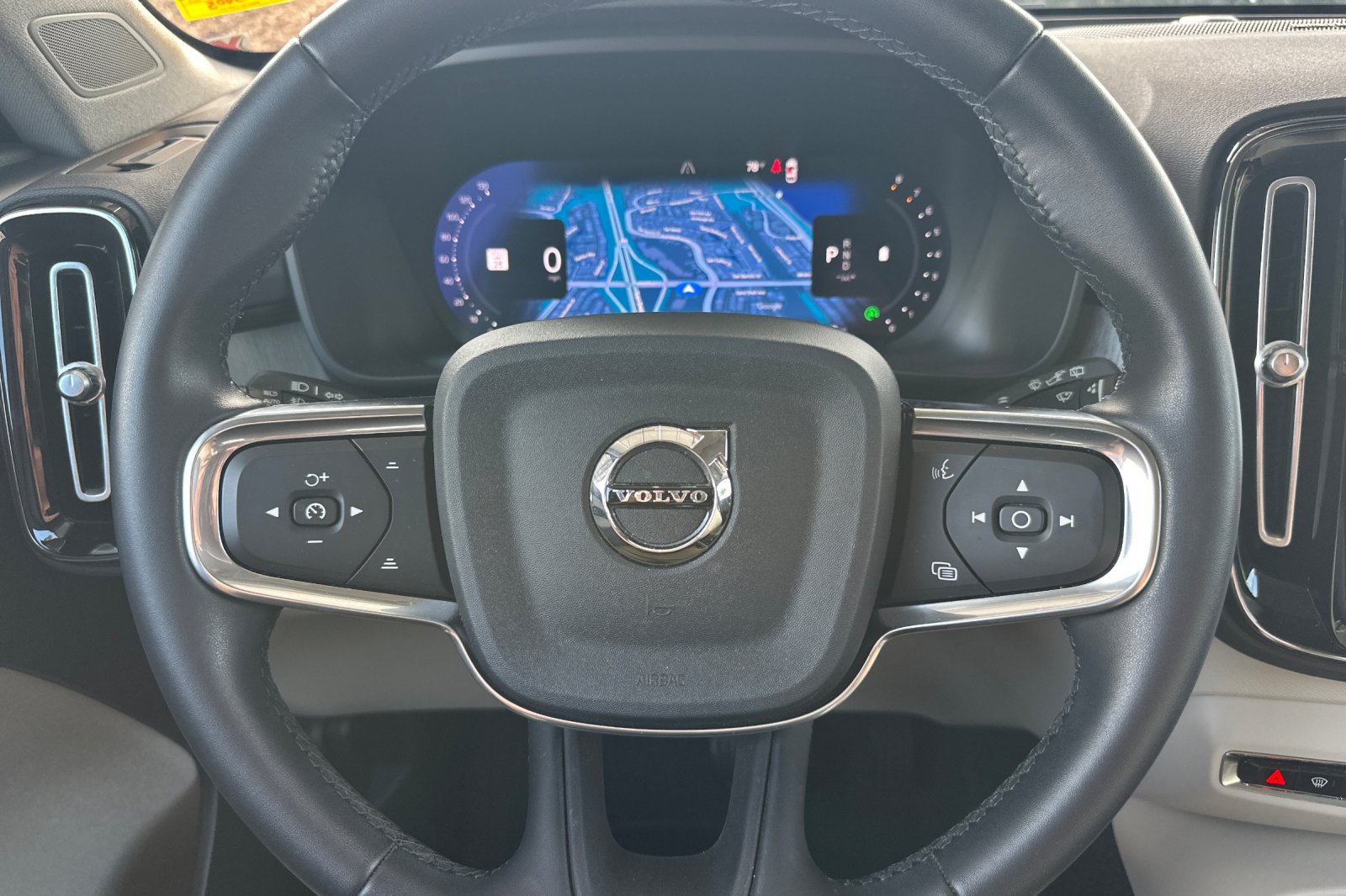 Certified 2025 Volvo XC40 B5 Plus AWD/4WD image 28