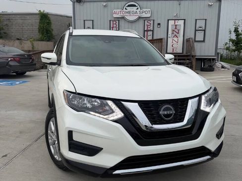 Used 2019 Nissan Rogue SV FWD image 2