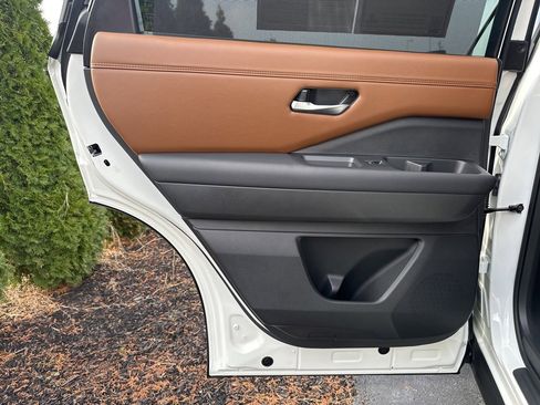 Used 2024 Nissan Pathfinder Platinum image 9