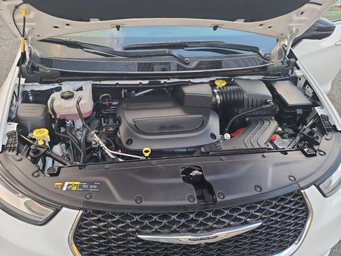 Used 2025 Chrysler Pacifica Select image 38