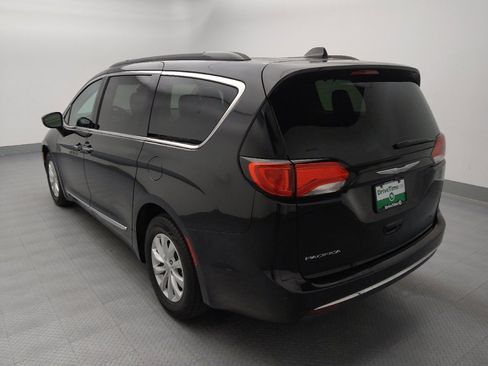 Used 2017 Chrysler Pacifica Touring-L FWD image 5