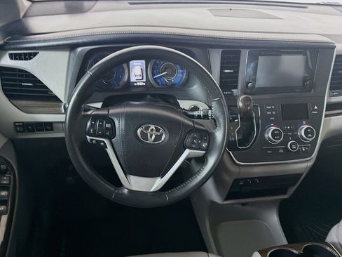 Used 2017 Toyota Sienna XLE w/ XLE Navigation Package FWD image 17