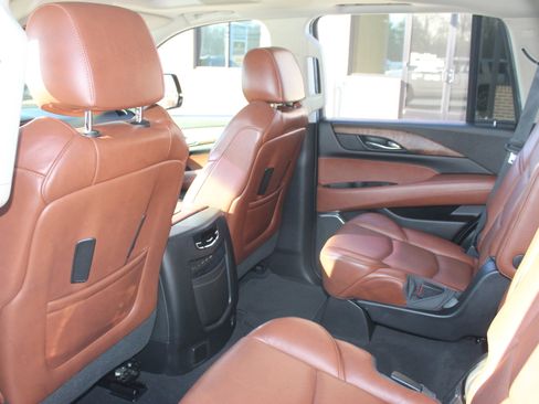 Used 2019 Cadillac Escalade Premium Luxury image 31