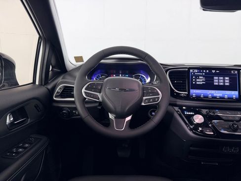 Used 2025 Chrysler Pacifica Select FWD image 13
