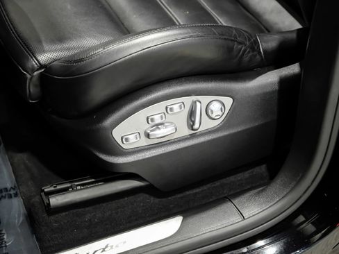 Used 2018 Porsche Macan Turbo w/ Premium Package Plus image 37