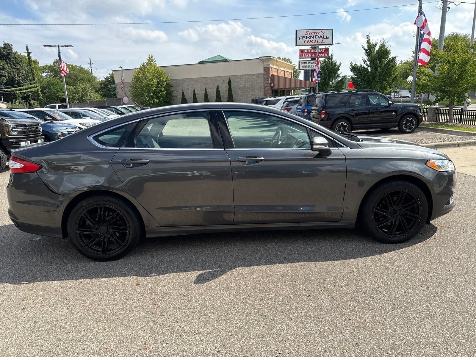 Used 2015 Ford Fusion SE w/ Equipment Group 202A FWD image 2