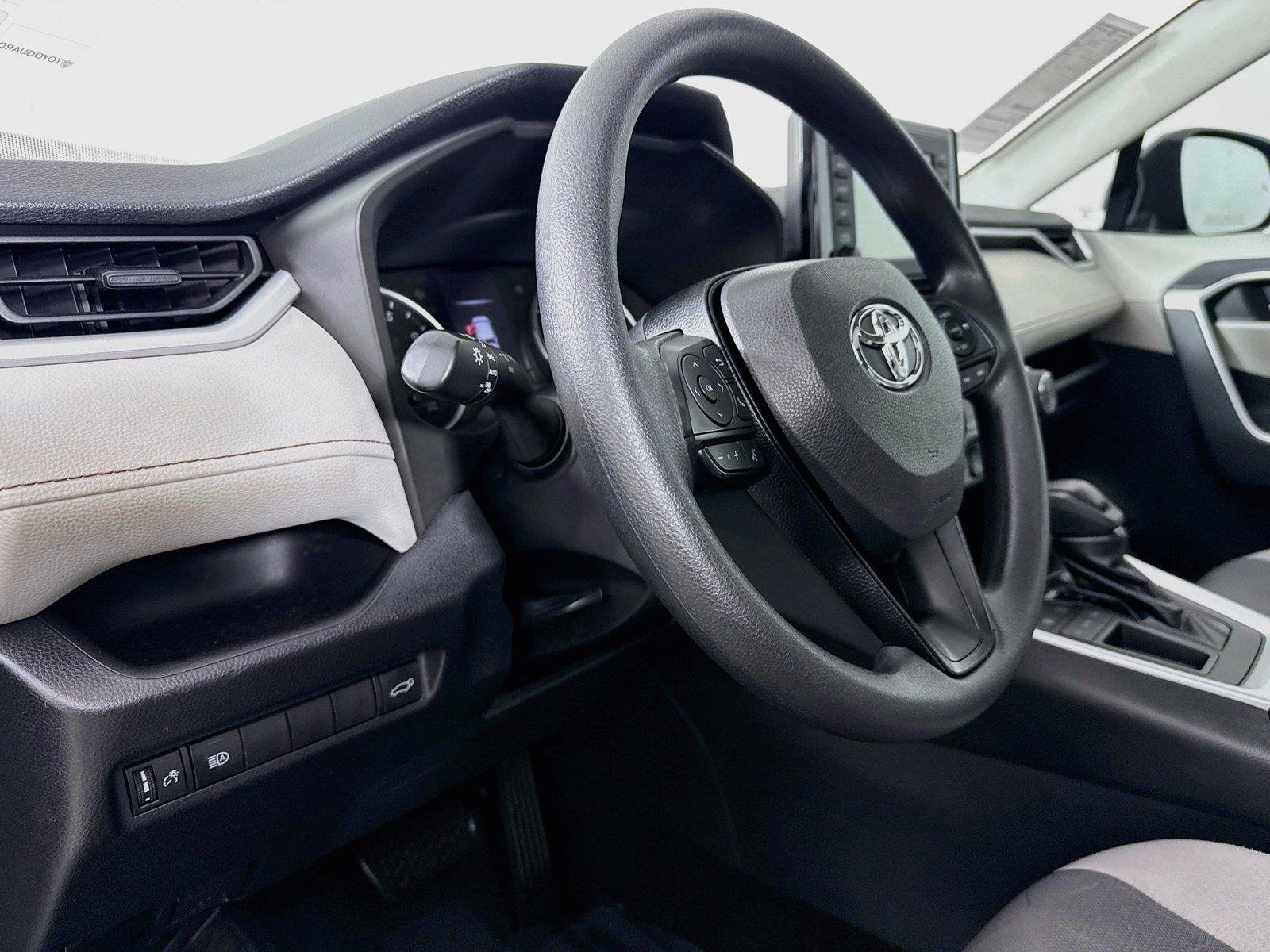 Used 2019 Toyota RAV4 XLE w/ Convenience Package FWD image 4