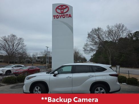 Used 2024 Toyota Highlander LE image 3