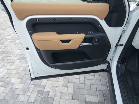 New 2026 Land Rover Defender 110 X-Dynamic SE image 22