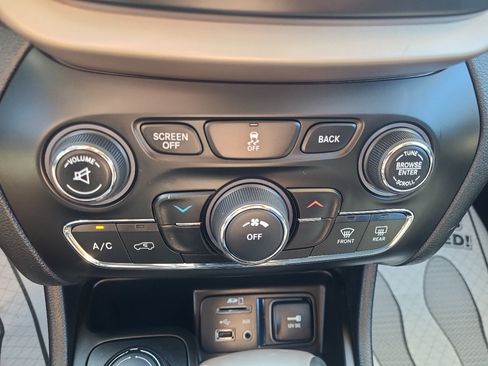 Used 2017 Jeep Cherokee Latitude image 19