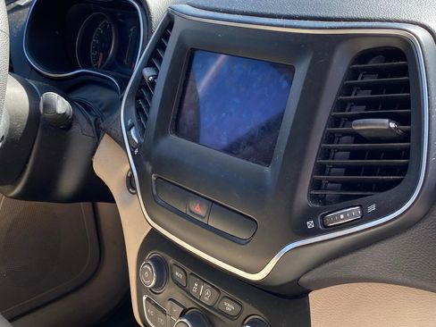 Used 2019 Jeep Cherokee Latitude w/ Popular Appearance Group image 5