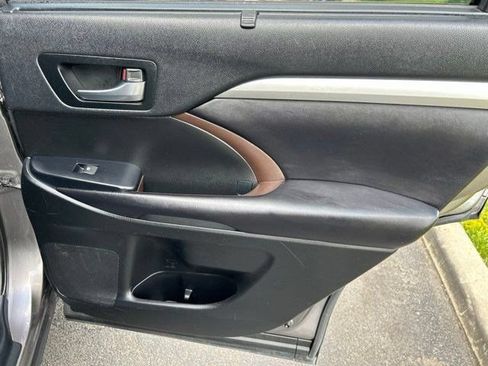 Used 2019 Toyota Highlander XLE FWD image 52
