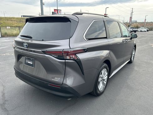 Used 2024 Toyota Sienna XLE w/ XLE Plus Package image 4