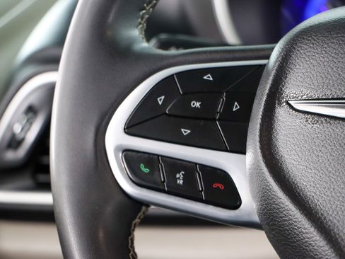 Used 2023 Chrysler Pacifica Touring-L image 13