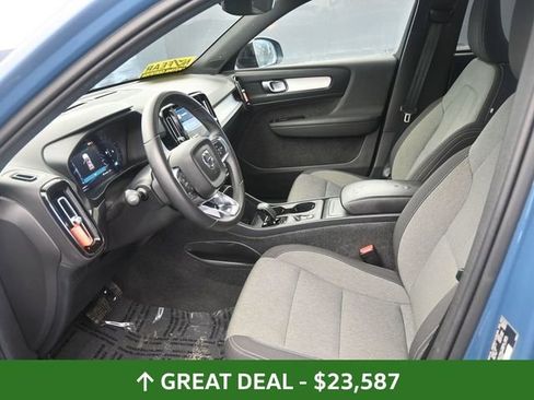 Used 2024 Volvo XC40 B5 Core image 16