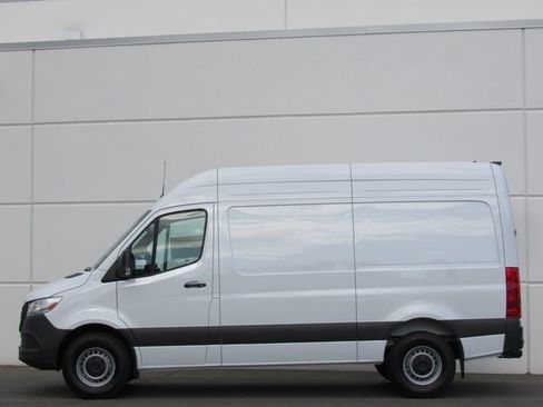 Used 2025 Mercedes-Benz Sprinter 2500 image 4