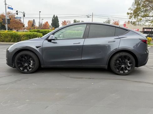 Used 2022 Tesla Model Y Long Range image 8