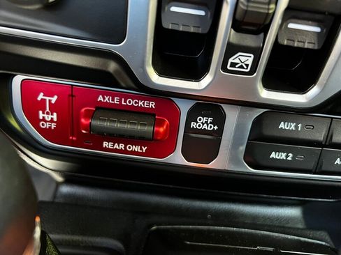 Used 2024 Jeep Gladiator Mojave AWD/4WD image 38
