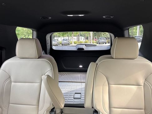 Used 2023 Chevrolet Traverse Premier FWD image 24