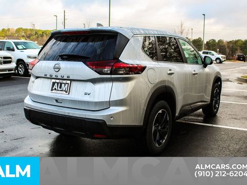 Used 2024 Nissan Rogue SV image 5