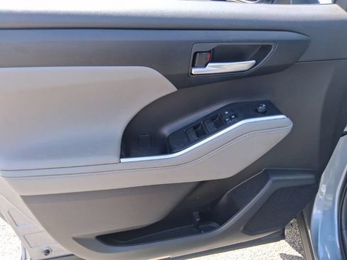 Used 2021 Toyota Highlander XLE AWD/4WD image 10