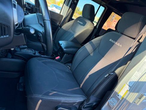 Used 2016 Jeep Wrangler Unlimited Sahara w/ Connectivity Group AWD/4WD image 18