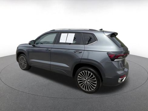 Used 2025 Volkswagen Taos SE FWD image 10