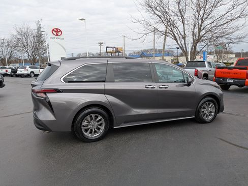 Certified 2023 Toyota Sienna XLE image 11