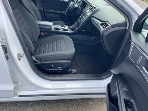 Used 2019 Ford Fusion SE FWD image 12