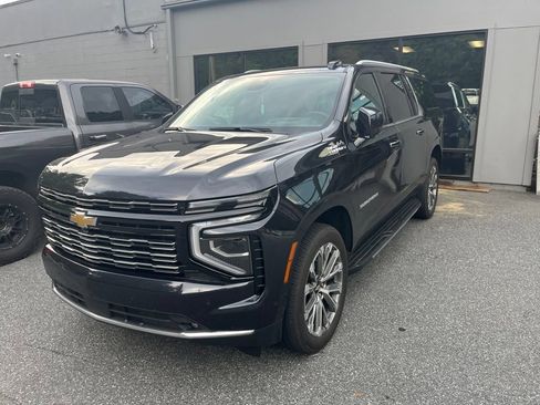 Used 2025 Chevrolet Suburban High Country AWD/4WD image 5