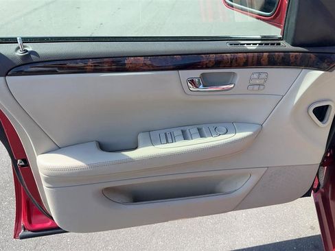 Used 2011 Cadillac DTS Luxury image 25