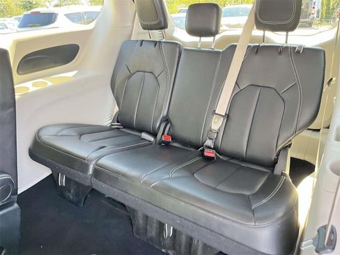 Used 2024 Chrysler Pacifica Touring-L image 22