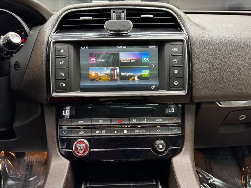 Used 2017 Jaguar F-PACE Prestige image 25