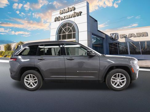 Used 2023 Jeep Grand Cherokee Laredo X image 2