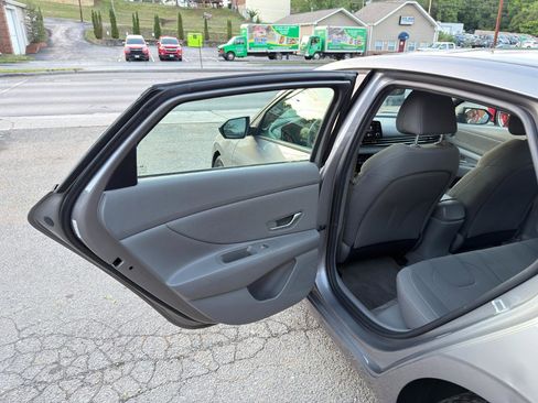 Used 2021 Hyundai Elantra SEL w/ Convenience Package FWD image 12