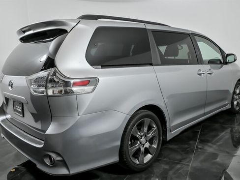 Used 2016 Toyota Sienna SE w/ SE Preferred Package FWD image 9