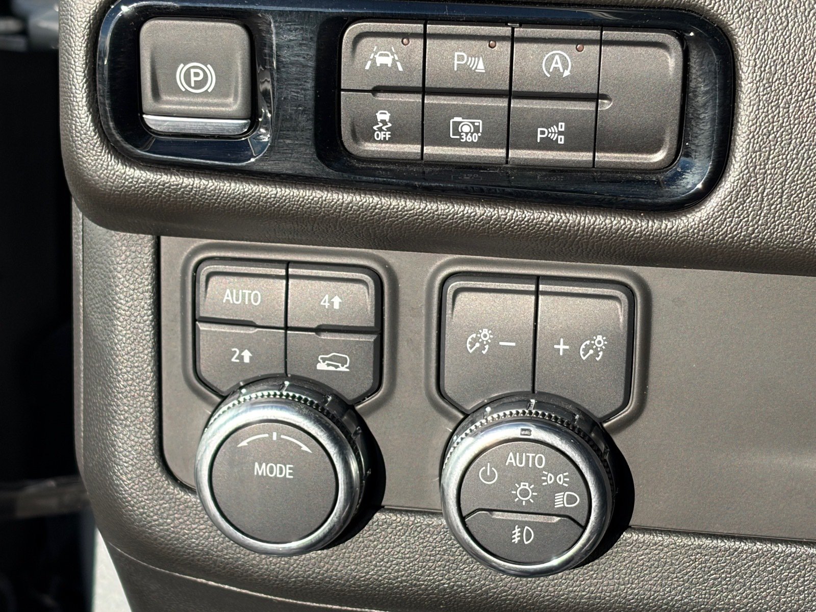 Used 2025 GMC Yukon XL Denali AWD/4WD image 19