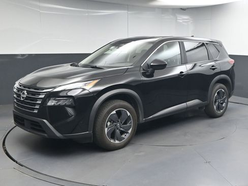 Certified 2025 Nissan Rogue SV FWD image 3