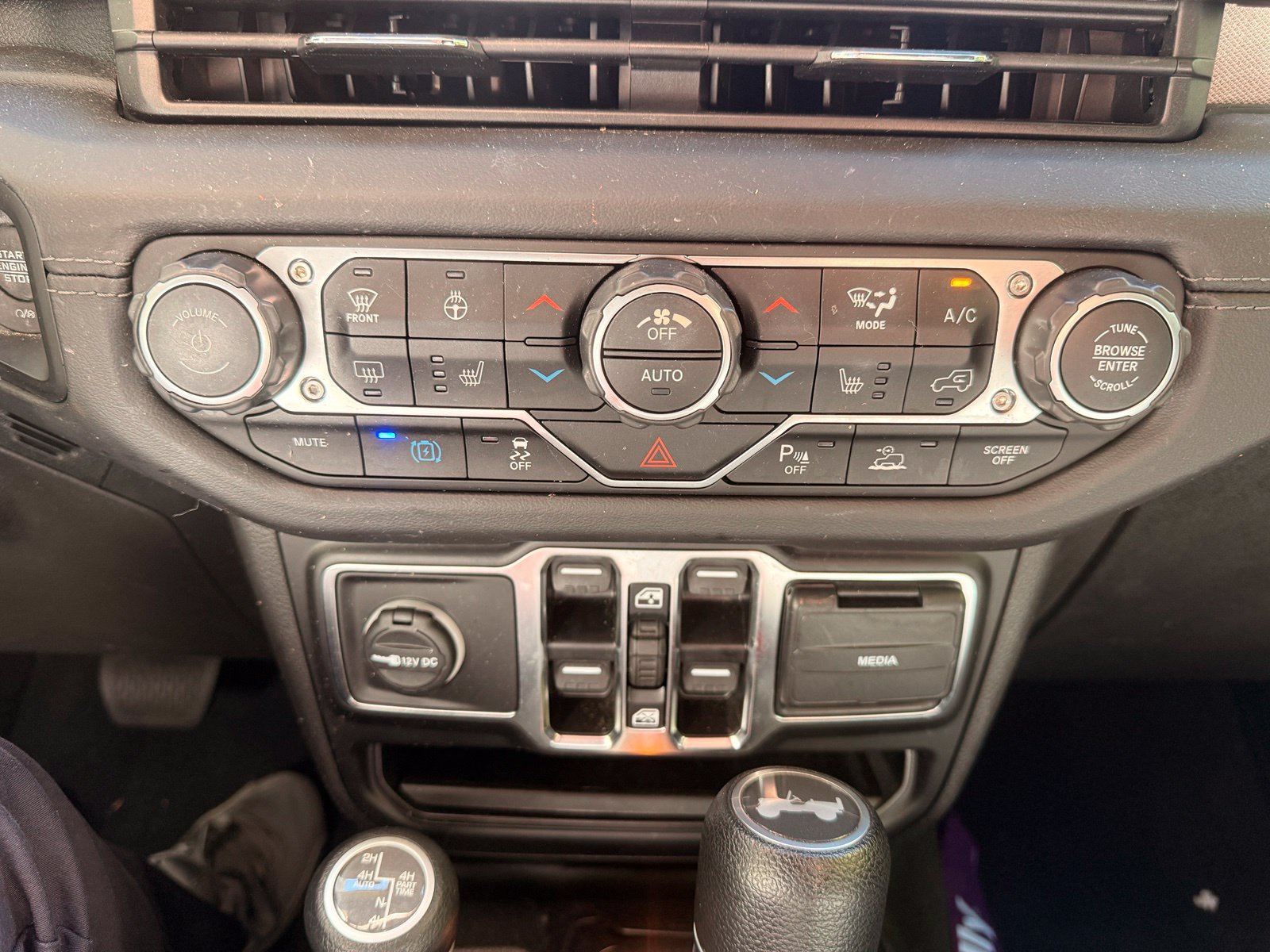 Used 2024 Jeep Wrangler Unlimited Sahara w/ Technology Group AWD/4WD image 14