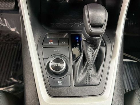 Certified 2021 Toyota RAV4 LE AWD/4WD image 21