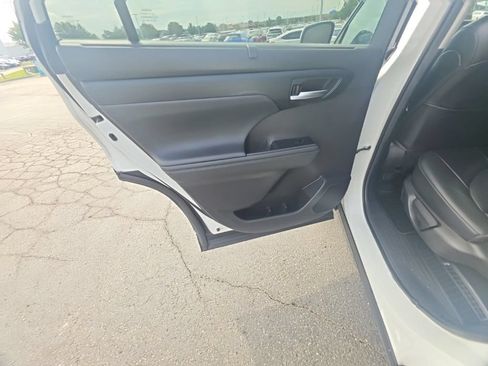 Used 2022 Toyota Highlander XLE AWD/4WD image 25