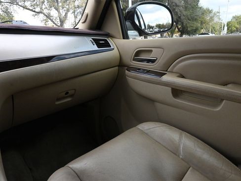 Used 2011 Cadillac Escalade Luxury image 8
