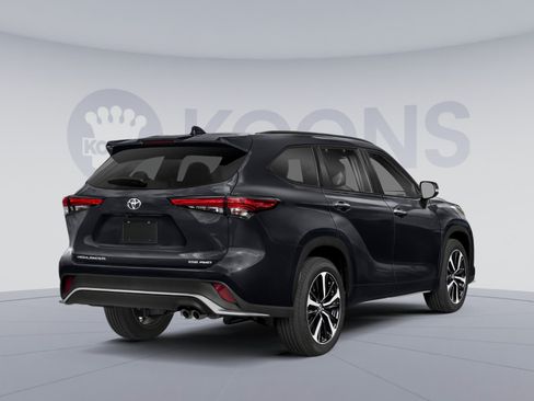 Used 2022 Toyota Highlander XSE AWD/4WD image 2
