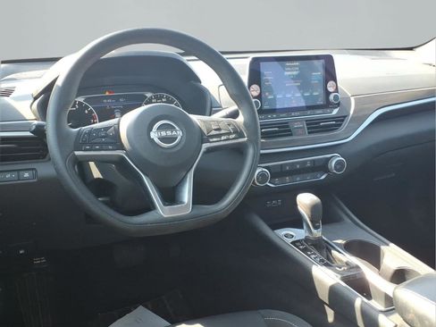 Used 2025 Nissan Altima 2.5 SV image 4