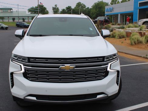 Used 2023 Chevrolet Suburban Premier AWD/4WD image 3