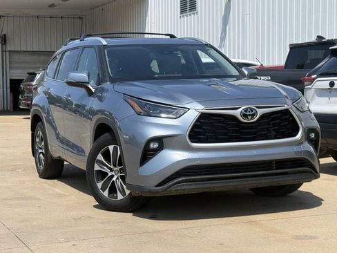 Used 2022 Toyota Highlander XLE FWD image 2