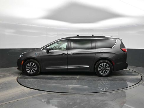 Used 2021 Chrysler Pacifica Limited w/ Uconnect Theater Family Group image 5